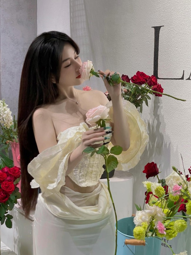 Ngọc Trân từng nổi tiếng với hình ảnh 'fan girl' xuống đường cổ vũ tuyển U23 Việt Nam thi đấu. Hình ảnh diện áo cờ đỏ sao vàng của cô được báo Trung Quốc, Hàn Quốc đăng tải kèm theo nhiều mỹ từ khen ngợi.