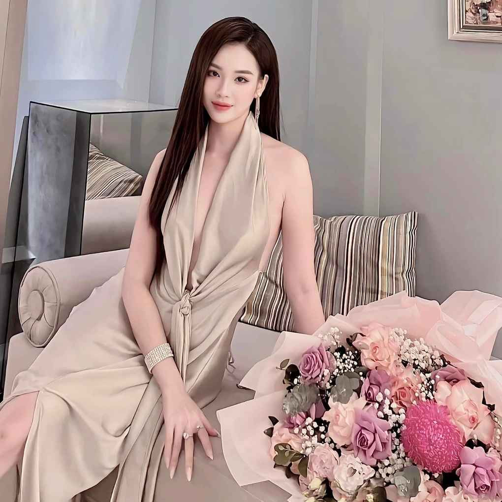 Ở tuổi 27, Ngọc Mai có được cuộc sống sang chảnh, đáng mơ ước. Người đẹp gắn liền với hình tượng tiểu thư, thanh lịch và thường xuyên xuất hiện cùng những món đồ hiệu đắt đỏ