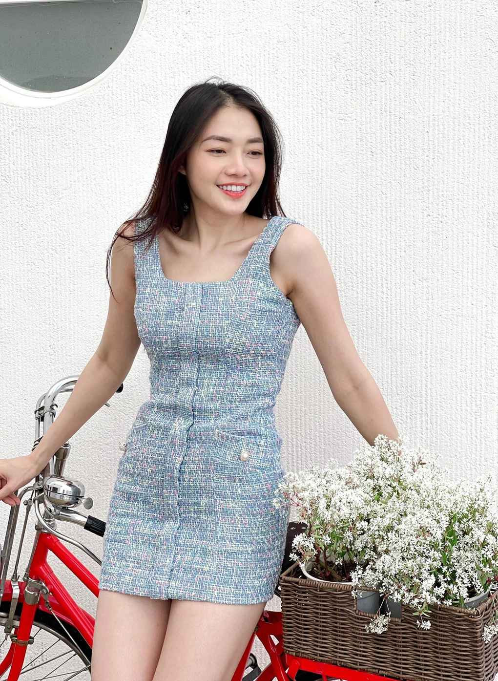 Rũ bỏ chiếc áo đồng phục, Thu Thảo trở nên táo bạo hơn khi chăm chỉ diện những trang phục có thiết kế cắt xẻ gợi cảm, tôn dáng. Cô nàng sinh năm 1992 ghi điểm với phong cách thời trang phóng khoáng, hiện đại.