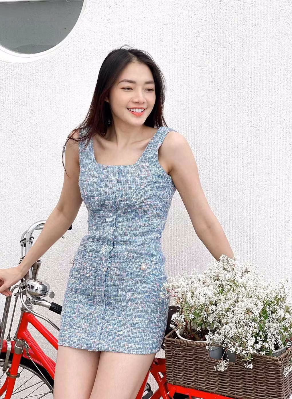 Rũ bỏ chiếc áo đồng phục, Thu Thảo trở nên táo bạo hơn khi chăm chỉ diện những trang phục có thiết kế cắt xẻ gợi cảm, tôn dáng. Cô nàng sinh năm 1992 ghi điểm với phong cách thời trang phóng khoáng, hiện đại.