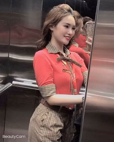 Nguyễn Ngọc Mai (SN 1997, Hải Phòng) từng gây bão khi xuất hiện trong bộ đồng phục tiếp viên của hãng hàng không Vietjet Air.