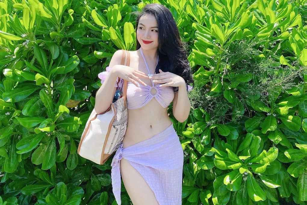 Bên ngoài, Thiện Mỹ theo đuổi phong cách thời trang trưởng thành, nữ tính. Người đẹp sinh năm 1999 luôn xuất hiện chỉn chu với những bộ váy ngắn, ôm dáng và không kém phần gợi cảm, quyến rũ