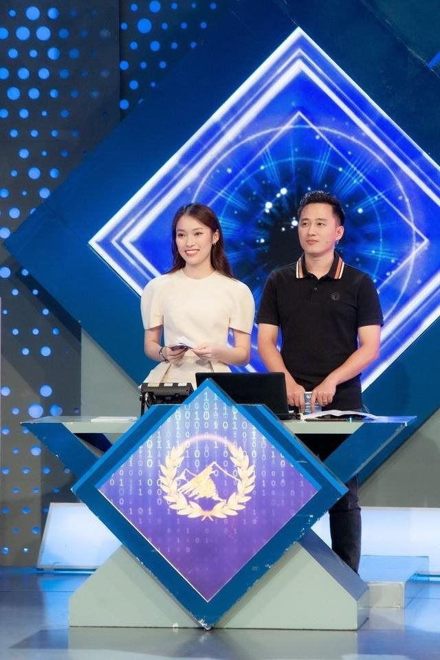 Chưa hết, thái độ của Khánh Vy cũng rất chuyên nghiệp, phối hợp với MC Ngọc Huy hết sức ăn ý.