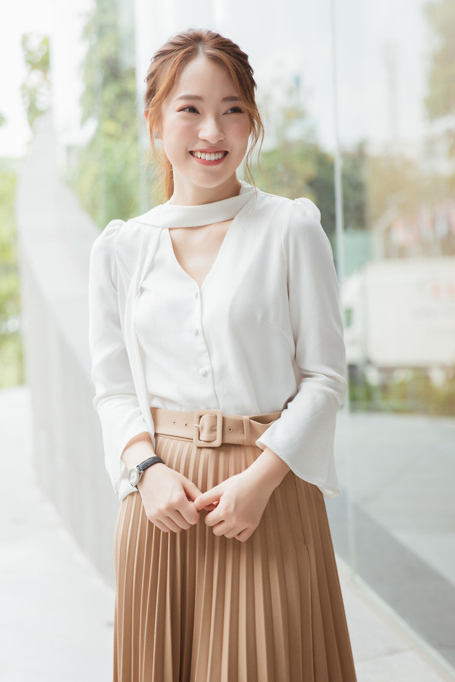 Ngoài vai trò MC truyền hình, Khánh Vy còn là một blogger với kênh Youtube chuyển tải kinh nghiệm học tiếng Anh thu hút được sự chú ý của giới trẻ.