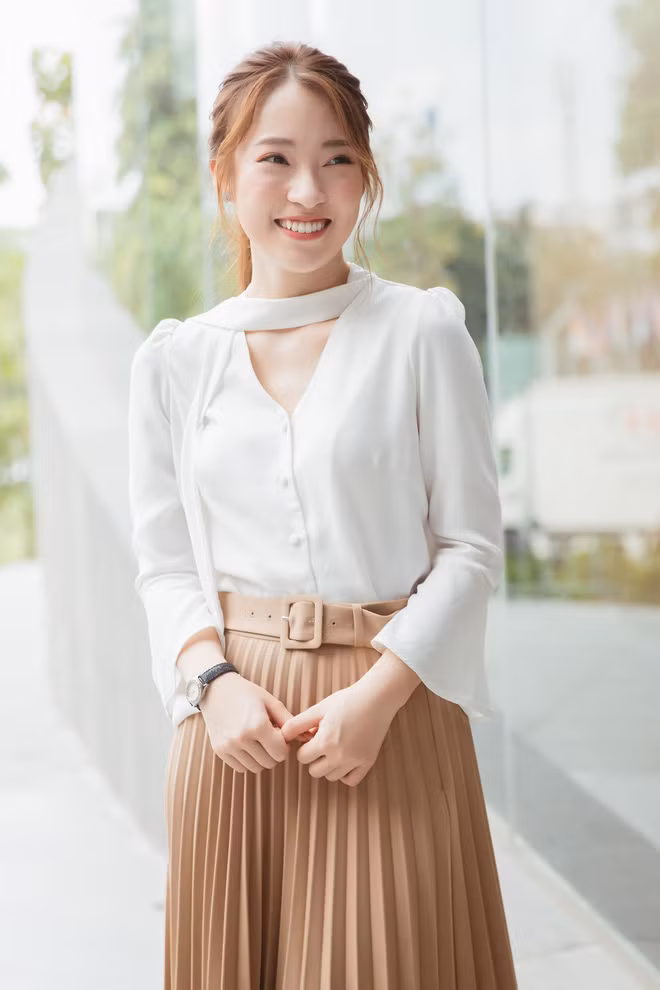 Ngoài vai trò MC truyền hình, Khánh Vy còn là một blogger với kênh Youtube chuyển tải kinh nghiệm học tiếng Anh thu hút được sự chú ý của giới trẻ.