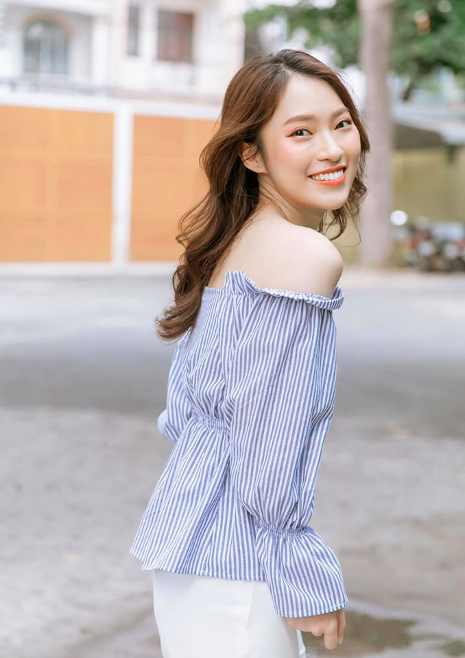 Bén duyên với nghiệp truyền hình từ khi chỉ mới 18 tuổi, đến nay Khánh Vy là gương mặt được yêu thích trên VTV7 trong vai trò MC cho loạt chương trình tiếng Anh nổi tiếng như IELTS Face-Off, Crack’Em Up, Follow Us...