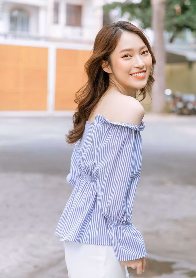 Bén duyên với nghiệp truyền hình từ khi chỉ mới 18 tuổi, đến nay Khánh Vy là gương mặt được yêu thích trên VTV7 trong vai trò MC cho loạt chương trình tiếng Anh nổi tiếng như IELTS Face-Off, Crack’Em Up, Follow Us...