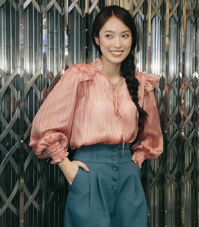 Bắt đầu sự nghiệp MC từ năm 18 tuổi, Khánh Vy đang dần ghi dấu bởi lối dẫn thân thiện, tươi trẻ của mình