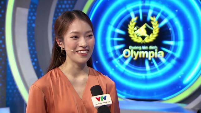 Nụ cười rạng rỡ - thương hiệu của Khánh Vy vẫn còn nguyên khiến không khí vẫn thân thiện, thoải mái y hệt như mọi lần gái xinh xuất hiện trước đây.