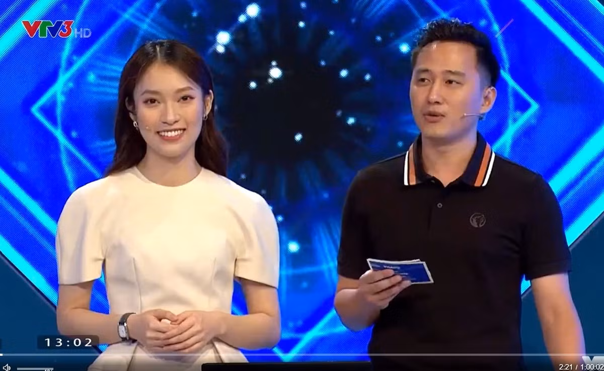 Diện trên mình chiếc áo peplum trắng tôn lên làn da trắng và quần âu, Khánh Vy hôm nay trông có phần chững chạc hơn hẳn.