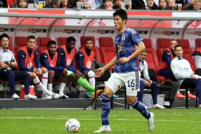 Takehiro Tomiyasu được xếp ở vị trí hậu vệ phải/trái tại Arsenal. Nhưng ở tuyển Nhật Bản, Tomiyasu đá cặp trung vệ với Maya Yoshida. Từ đầu mùa này, thể trạng của Tomiyasu bất ổn, thường xuyên không ra sân. Đây là nỗi lo của hàng thủ "Samurai xanh".