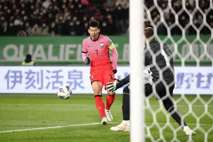 Son Heung-min khởi đầu chật vật trong mùa 2022/23 cùng Tottenham, do đó giá trị suy giảm. Lúc này, Son chạy đua thời gian để hồi phục chấn thương vùng mắt, sẵn sàng dự World Cup 2022.