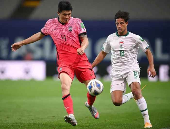 Kim Min-jae là hiện tượng mới tại Napoli. Anh cao 1,9 m, chơi quyết liệt, giỏi trong các tình huống đấu tay đôi và không chiến ấn tượng. Anh được xem là trung vệ số 1 của bóng đá châu Á hiện tại.