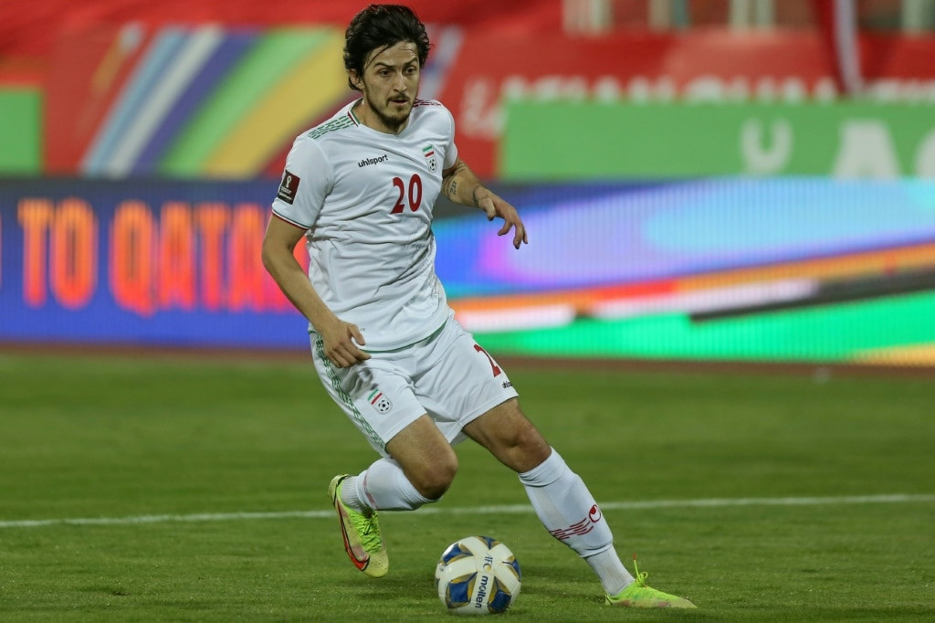 Sardar Azmoun được mệnh danh là "Messi tuyển Iran". Tuy nhiên, từ đầu mùa 2022/23, phong độ của Azmoun không tốt. Anh ra sân 8 trận, không ghi bàn và kiến tạo ở Bayer Leverkusen.