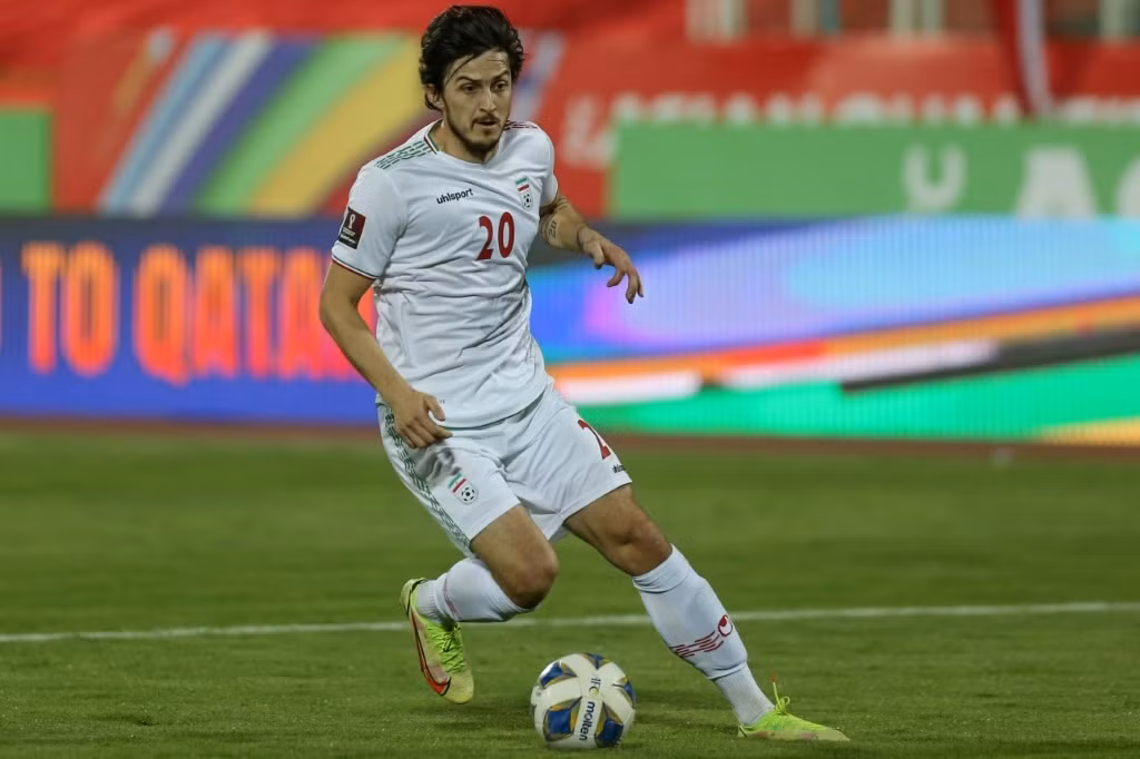 Sardar Azmoun được mệnh danh là "Messi tuyển Iran". Tuy nhiên, từ đầu mùa 2022/23, phong độ của Azmoun không tốt. Anh ra sân 8 trận, không ghi bàn và kiến tạo ở Bayer Leverkusen.