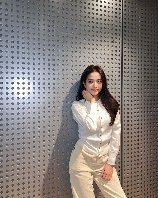 Ngay sau khi những bức ảnh đời thường của Jisoo được công bố, nhiều người đã dàn lời khen có cánh cho cô nàng. Thậm chí, một số netizen còn để lại bình luận với đại ý, ngoài vẻ đẹp trên sân khấu, Jisoo thực sự trẻ trung, ngây thơ, xinh xắn.