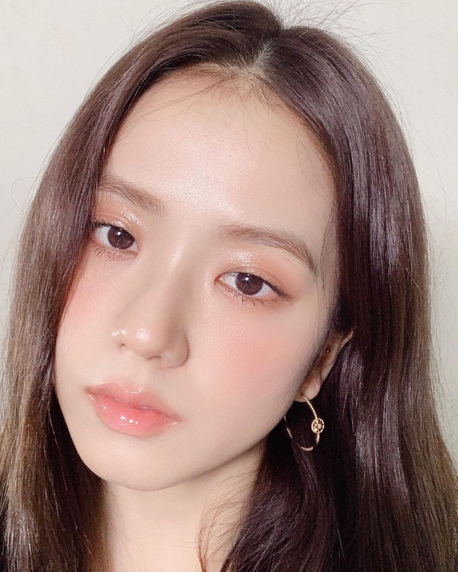 Trên Instagram cá nhân, bên cạnh hình ảnh nổi bật Jisoo cũng thường xuyên chia sẻ ảnh về cuộc sống hàng ngày của bản thân. Chị cả của Black Pink gây chú ý nhờ nhan sắc của mình. Mỹ nhân xứ Hàn sở hữu làn da trắng mịn.