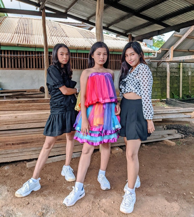 Ngoài ra sự hồn nhiên, dân dã một cách đáng yêu của cả nhóm cũng là lý do cư dân mạng gọi họ là “Những cô em hàng xóm”.