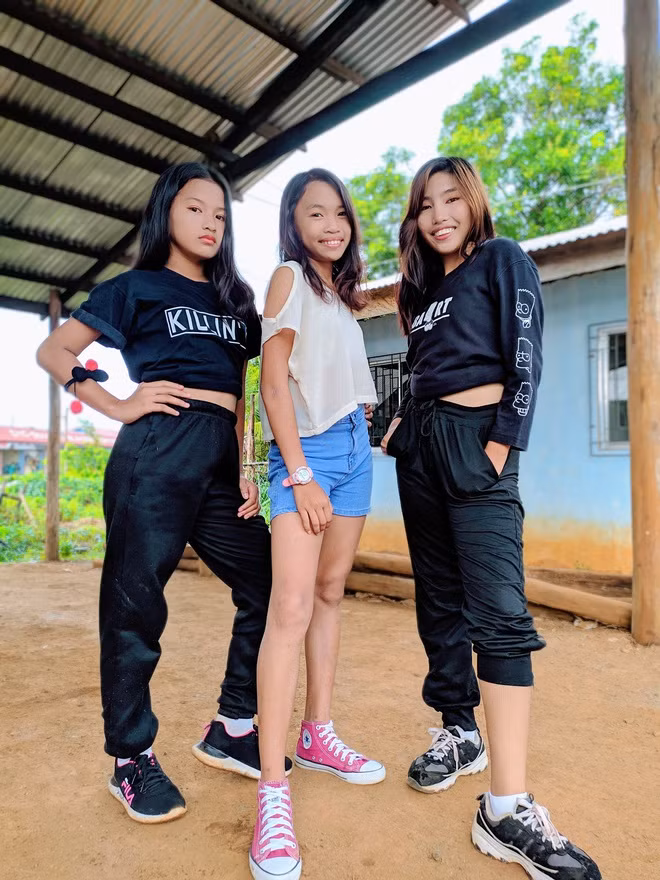 Về trang phục và bối cảnh cũng được nhóm đầu tư hơn. Họ có sân tập nhảy riêng, có đồ tập đồng bộ chứ không phải là bên hiên nhà hay giữa sân trường.