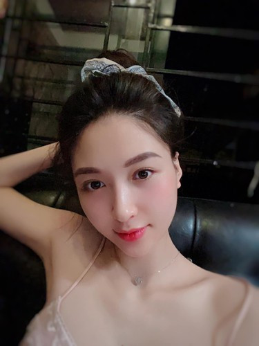 Sau khi lộ video nhạy cảm, hot girl Thư Vũ đã khóa trang cá nhân và "im hơi lặng tiếng" một thời gian. Tuy nhiên gần đây cô đã tái xuất với hình ảnh mới, sang trọng, quyến rũ hơn.