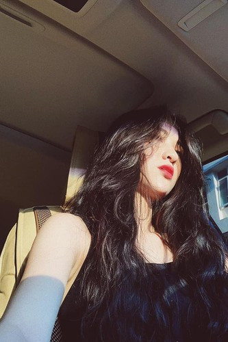 Đính kèm loạt ảnh comeback, Thư Vũ cũng lên tiếng đính chính về việc cô nàng chỉ dùng duy nhất tài khoản này.