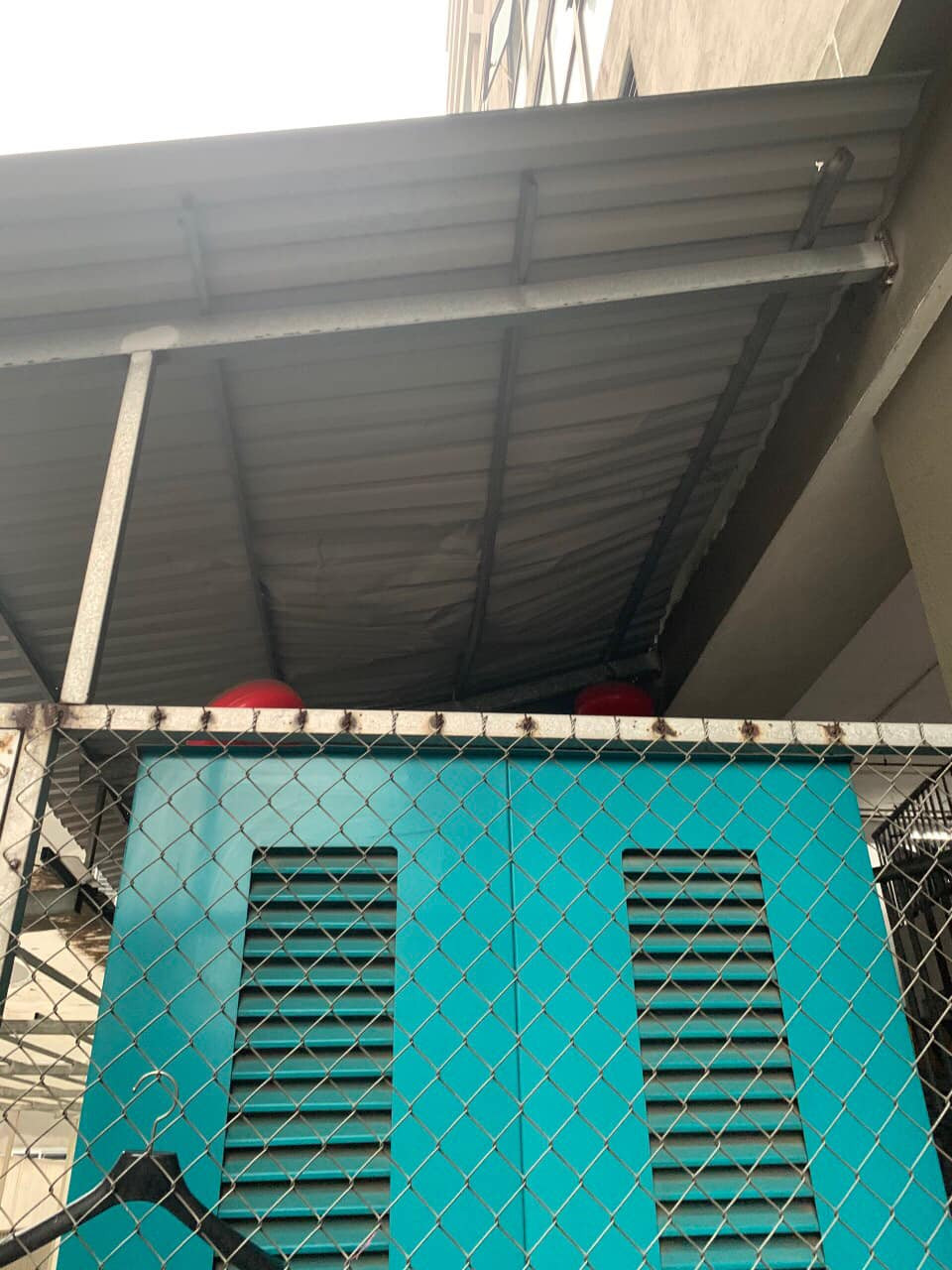 Clip em be roi tu tang 12 chung cu, ai xem cung thot tim-Hinh-2