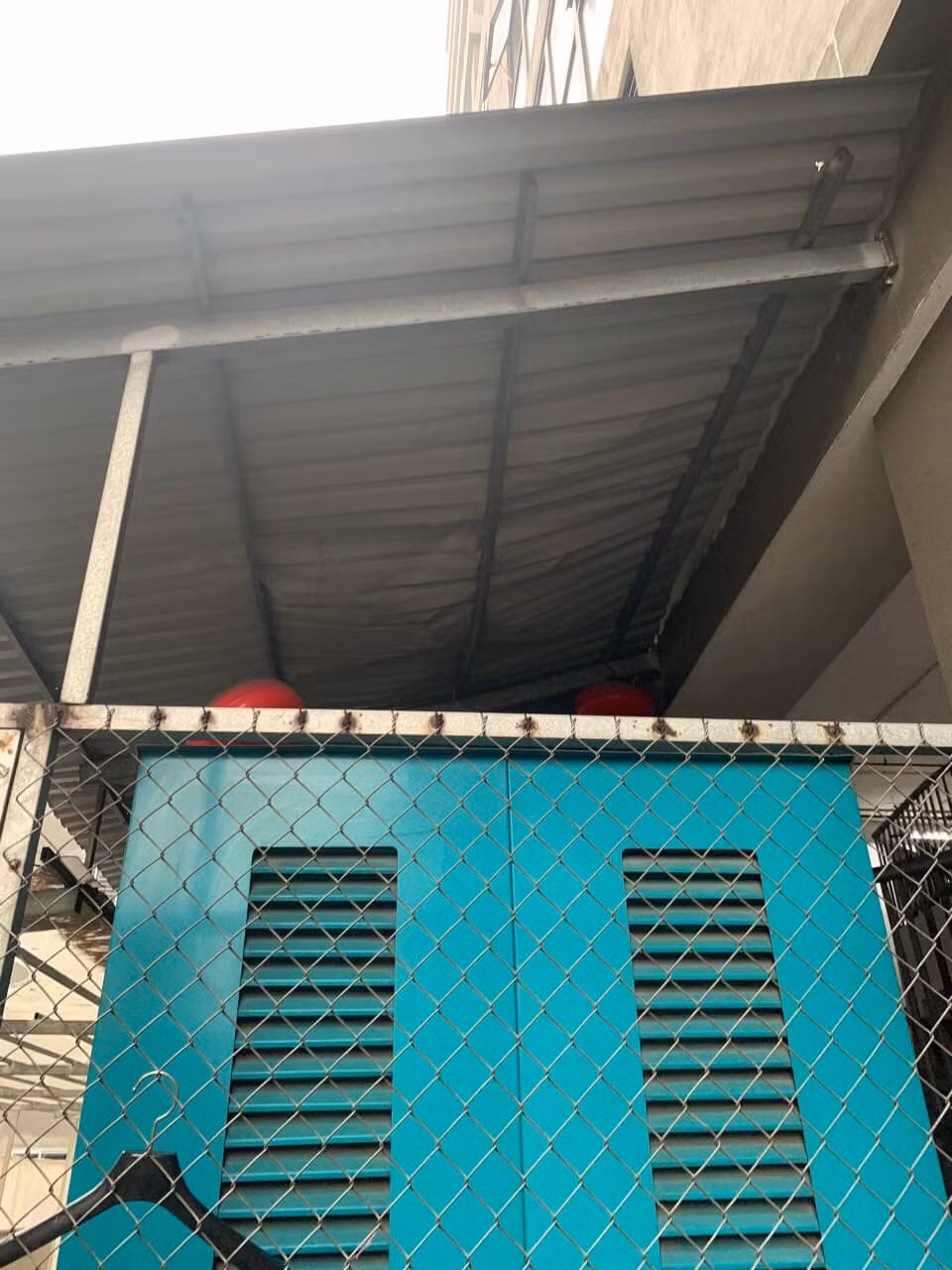 Clip em be roi tu tang 12 chung cu, ai xem cung thot tim-Hinh-2