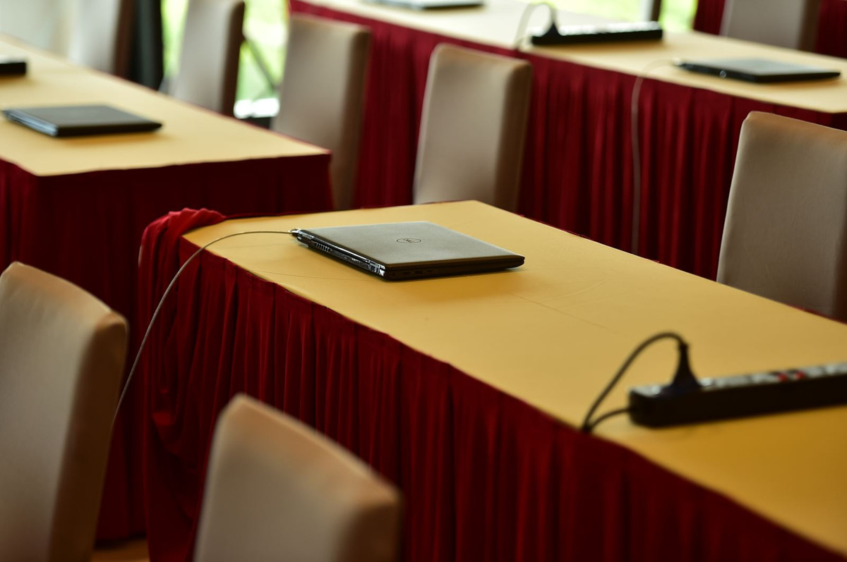 Nhân viên kỹ thuật Trung tâm Hội nghị quốc gia hoàn thiện những công đoạn cuối cùng.