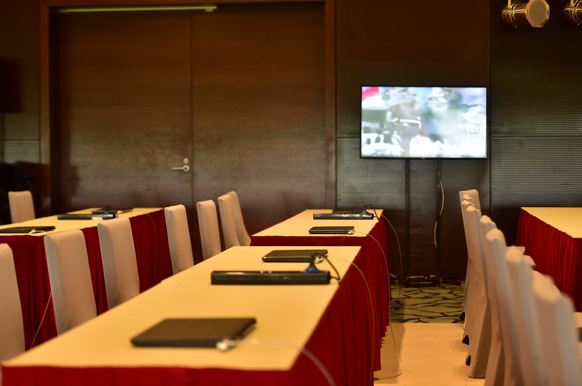 Ban Tổ chức đã bố trí bàn, ghế, máy tính bàn cho 200 phóng viên ngồi tác nghiệp viết bài cùng lúc.