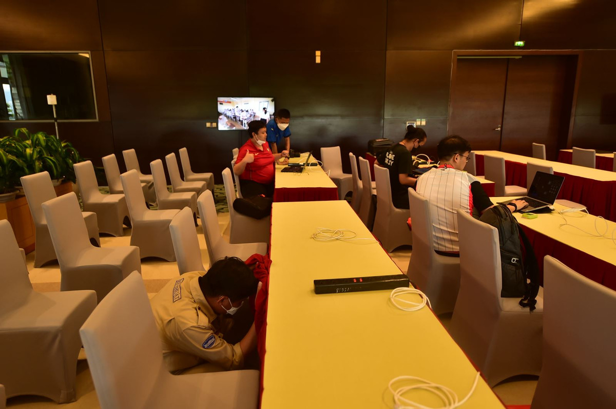 Để phục vụ việc truyền phát tín hiệu, trung tâm có hệ thống wifi, đường truyền Internet, nút mạng chờ đảm bảo kết nối tốc độ cao do VNPT cung cấp.