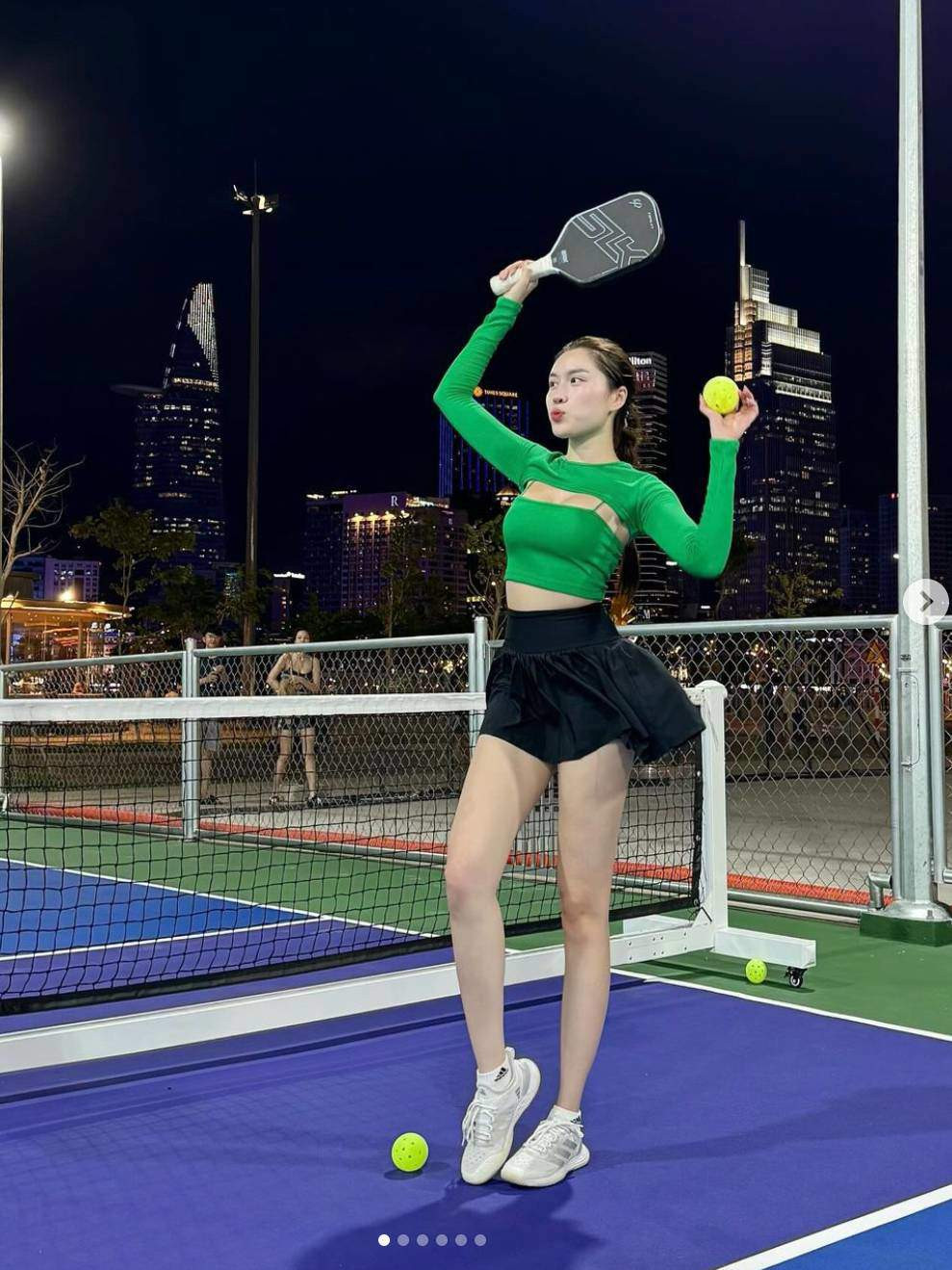 Là người thường xuyên xuất hiện trước đám đông, Thanh Thanh Huyền cực kỳ đầu tư trong khoản ăn diện.