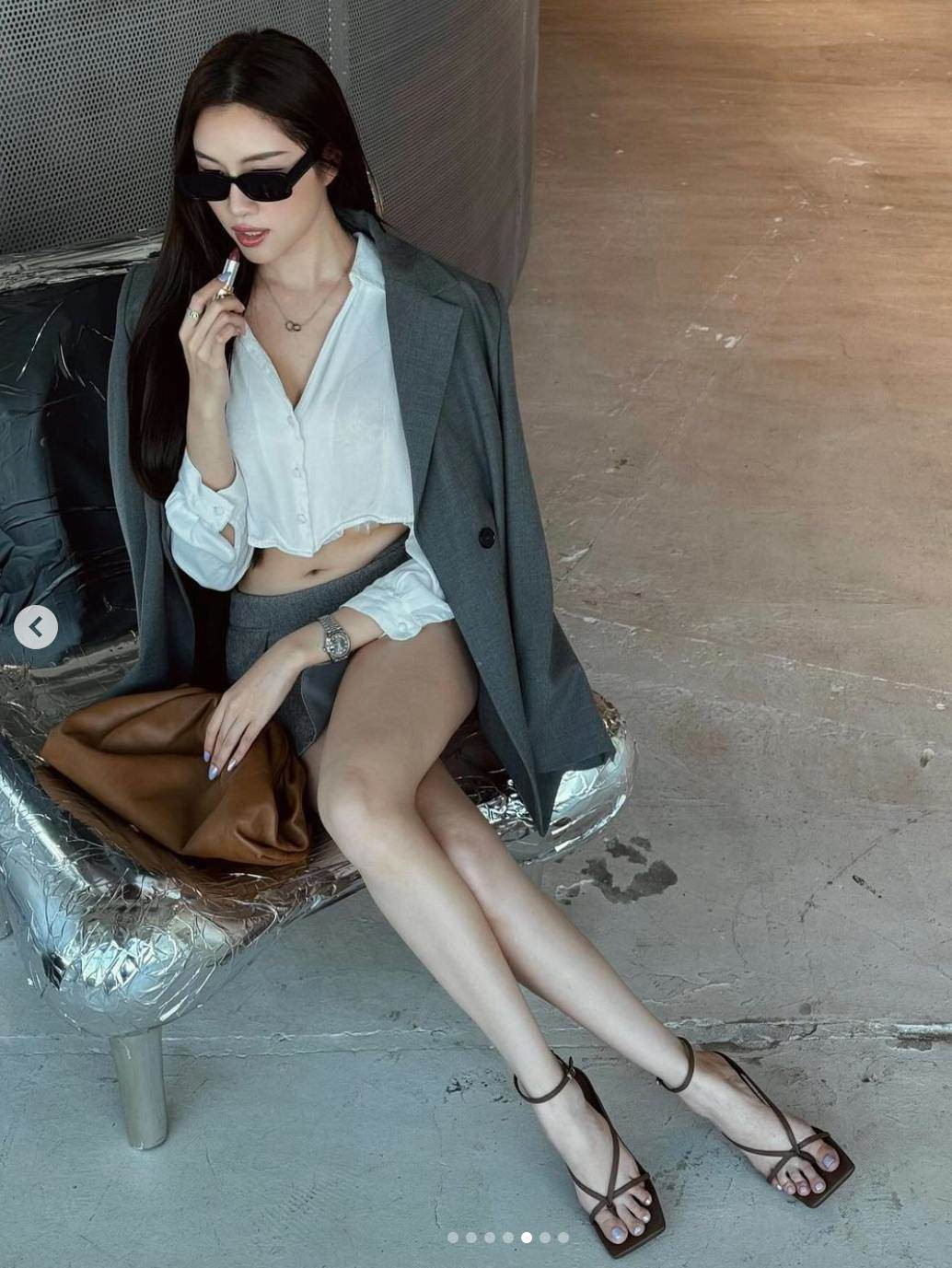 Với sắc vóc cuốn hút cùng hình thể nuột nà, hầu như chưa từng có phong cách nào làm khó được nữ MC “chân dài nhất Việt Nam” .