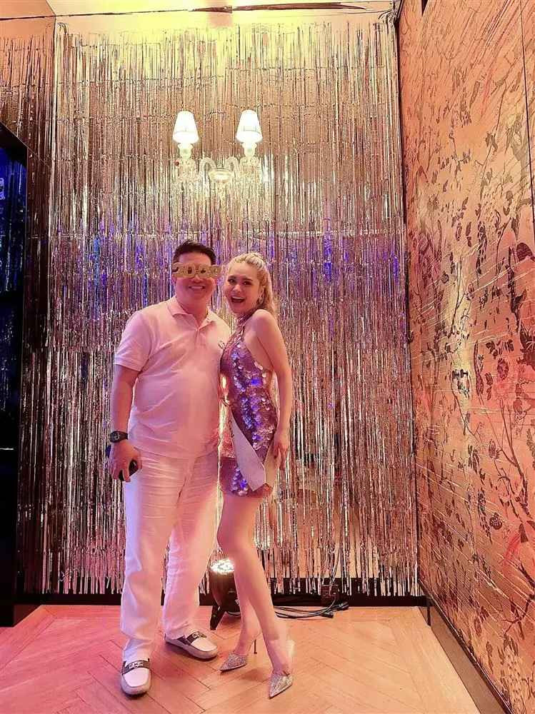 "Mừng sinh nhật người thương mặc bộ đầm thiệt đẹp. Kết quả chưa tới giao thừa ngứa cái nách quá mượn đồ quản gia thay ra luôn", nữ đại gia lắm tiền nhiều của viết.