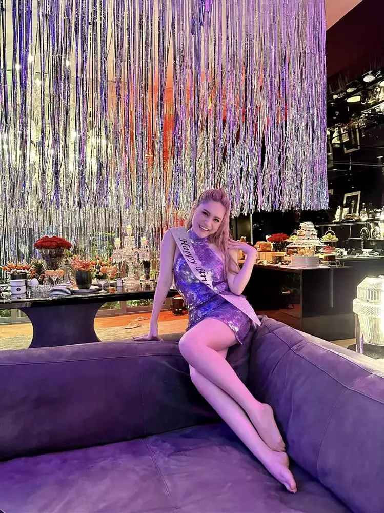 Ở lần lên đồ này, nữ đại gia quận 7 gây chú ý khi diện chiếc váy màu tím bó sát. Do phần thân trên được thiết kế dạng yếm giúp Đoàn Di Băng khoe trọn lưng trần nuột nà.