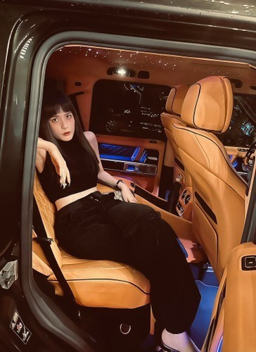 Ngoài gây chú ý khi mạnh tay chi 7,5 tỷ đồng, thuê Thái Công thiết kế nhà cho mình, Di Băng còn làm nhiều người choáng ngợp bởi cuộc sống giàu sang.