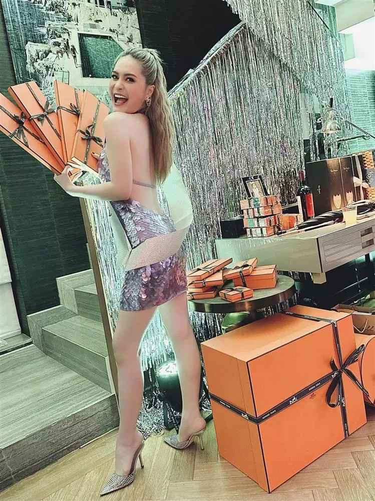 Làn da trắng sáng của hot mom Sài thành khiến dân mạng liên tục vào "thả tim".