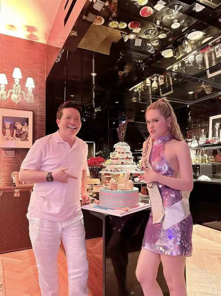 Mới đây trên trang cá nhân, Đoàn Di Băng đã khoe loạt ảnh mới. Chẳng là sinh nhật "người thương" - nhà thiết kế Thái Công, hot mom đã lên đồ cực lộng lẫy.