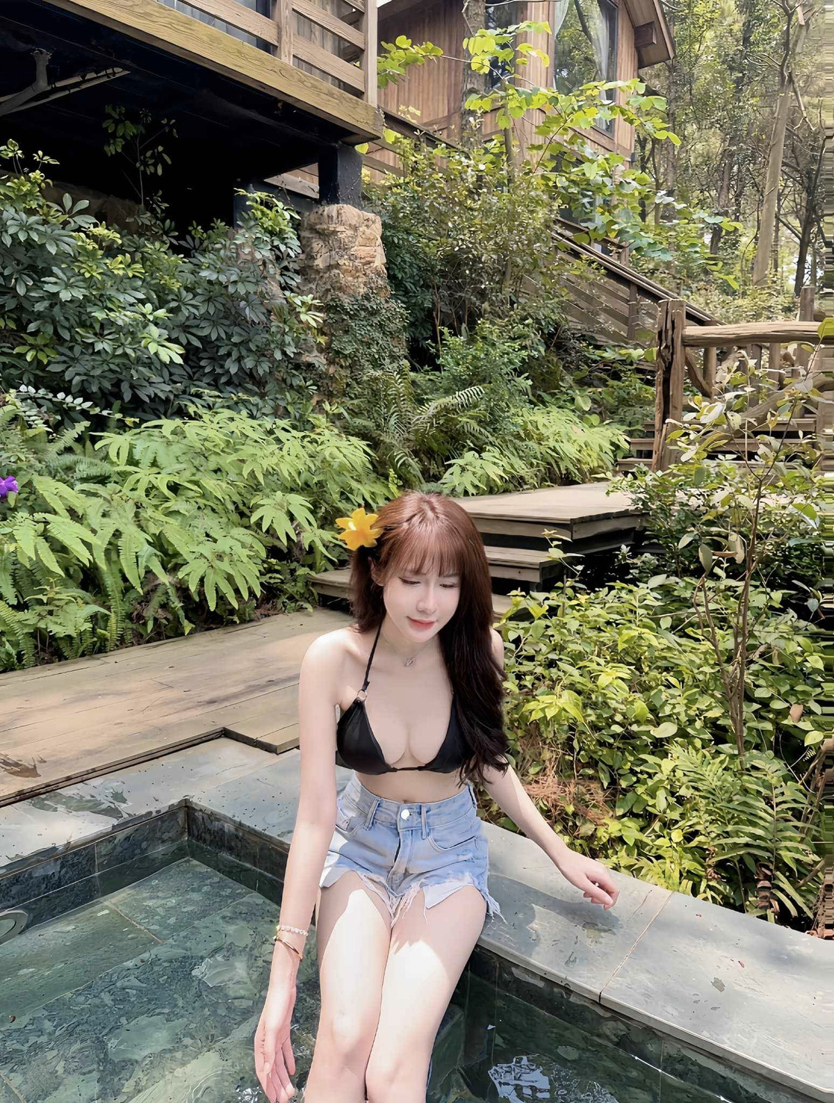 Tuyết Anh thu hút sự chú ý lớn từ cộng đồng mạng khi chia sẻ loạt hình ảnh khoe trọn vẹn vóc dáng quyến rũ của mình.