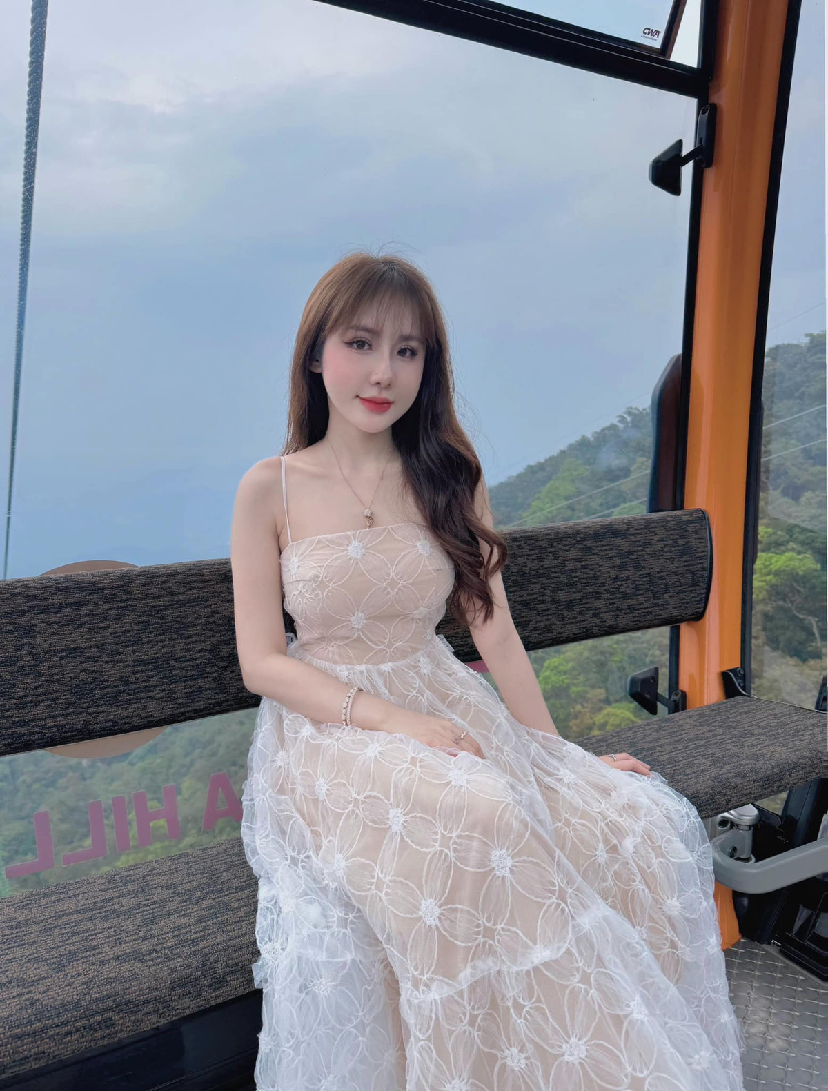 Dù luôn có những ý kiến trái chiều và đôi khi phải đối mặt với những lời lẽ kém duyên từ một bộ phận người xem, Tuyết Anh vẫn tràn đầy năng lượng tích cực.