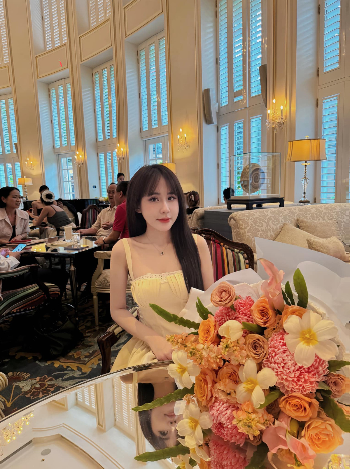 Tuyết Anh diện trang phục tôn lên những đường cong của cơ thể và sử dụng những caption đầy ẩn ý, khiến cho không ít người phải thốt lên ngưỡng mộ và "thả tim" không ngớt.