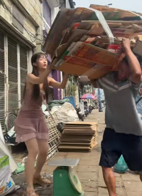 Năng lượng tích cực mà Kim Hye Soo mang đến khiến nhiều người cảm thấy vui vẻ và thích thú. Cô làm việc với tâm thế vui vẻ và không hề có sự phân biệt hay e ngại về những công việc mà mình thử sức.