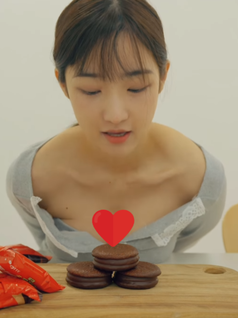 Bên cạnh công việc sáng tạo nội dung, Kim Hye Soo làm người mẫu ảnh có tiếng, được săn đón.