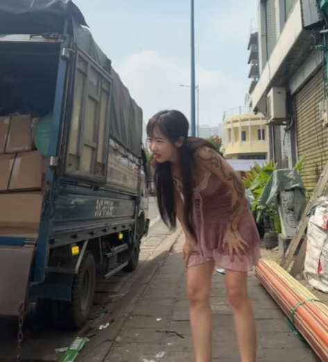 Cảnh tượng một hot girl xinh đẹp trong trang phục thoải mái, đạp xích lô hay bốc vác đã thu hút sự chú ý lớn từ người dân địa phương và cộng đồng mạng.