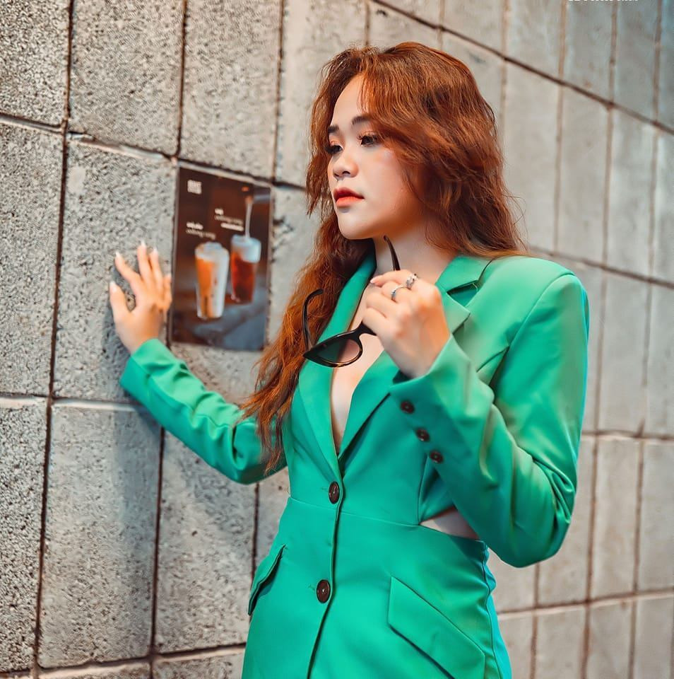 Ở tuổi 23, người đẹp liên tục tậu 2 biệt thự hoành tráng cùng xe sang có giá trị lớn, bấy nhiêu thôi cũng chứng tỏ cho khả năng kinh tế không phải dạng vừa của vợ chồng cô.