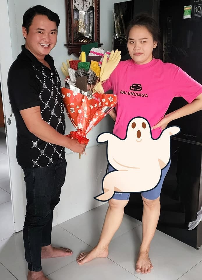 Sau thành công Thách Thức Danh Hài, "thánh sún" Ngân Thảo có nhiều bước tiến dài trong sự nghiệp khi liên tục lên chức giám đốc và tậu nhà đẹp xe sang. Từ một cô gái có ngoại hình bình thường, cô ngày càng thăng hạng nhan sắc nhờ phẫu thuật thẩm mỹ.