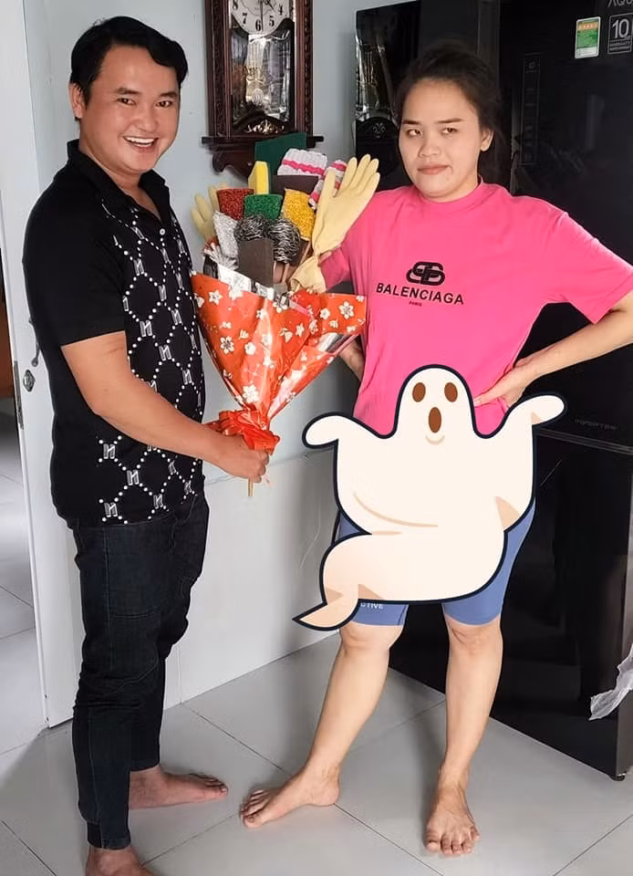 Sau thành công Thách Thức Danh Hài, "thánh sún" Ngân Thảo có nhiều bước tiến dài trong sự nghiệp khi liên tục lên chức giám đốc và tậu nhà đẹp xe sang. Từ một cô gái có ngoại hình bình thường, cô ngày càng thăng hạng nhan sắc nhờ phẫu thuật thẩm mỹ.