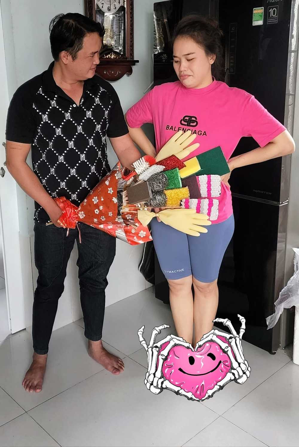 Tưởng chừng chỉ là giây phút viên mãn bên chồng nhưng người hâm mộ nhanh chóng phát hiện ra điểm không bình thường của Ngân Thảo. Cụ thể, trong cả 3 tấm hình "thánh sún" đều được nửa kia che chắn vòng 2 cẩn thận.