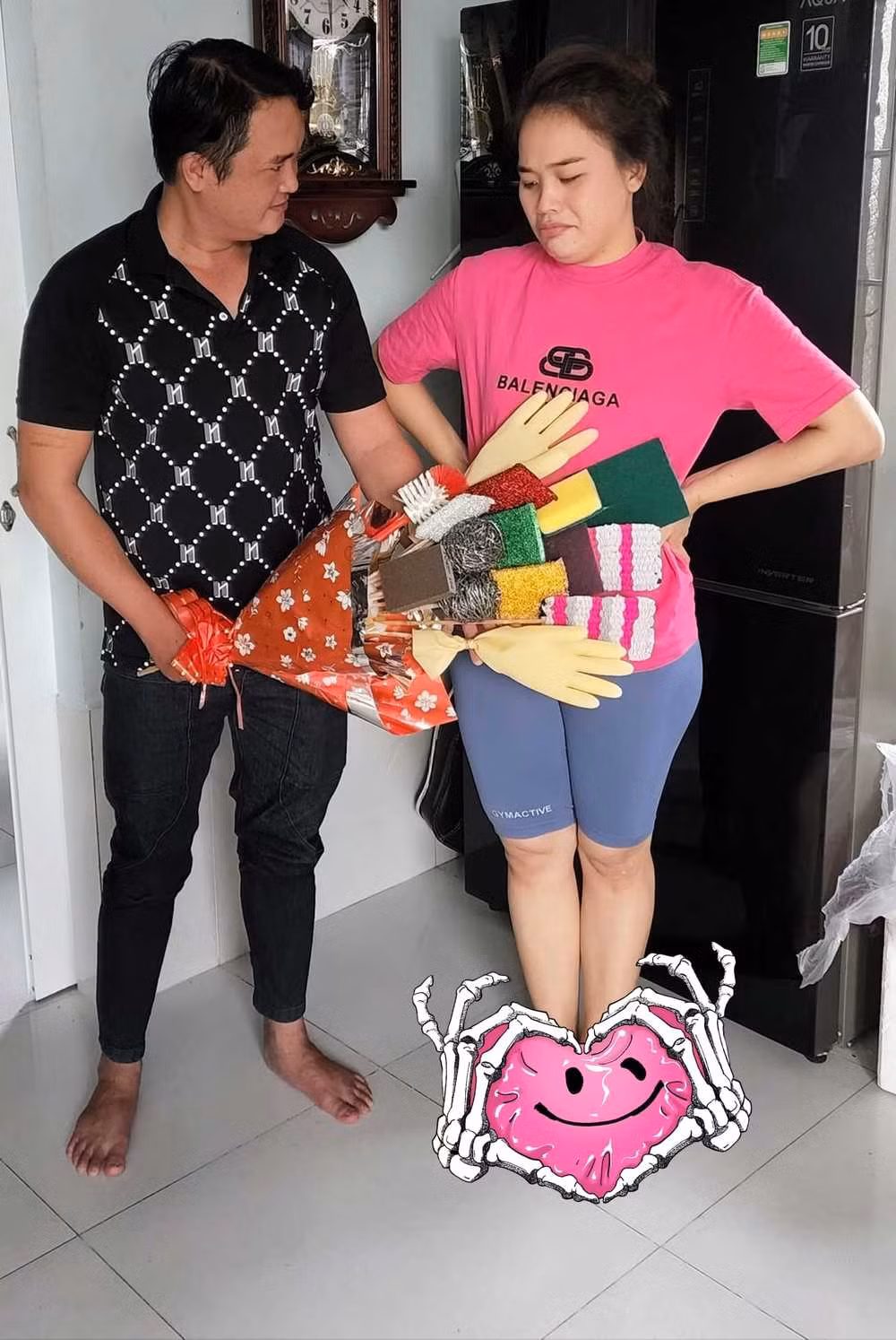 Tưởng chừng chỉ là giây phút viên mãn bên chồng nhưng người hâm mộ nhanh chóng phát hiện ra điểm không bình thường của Ngân Thảo. Cụ thể, trong cả 3 tấm hình "thánh sún" đều được nửa kia che chắn vòng 2 cẩn thận.