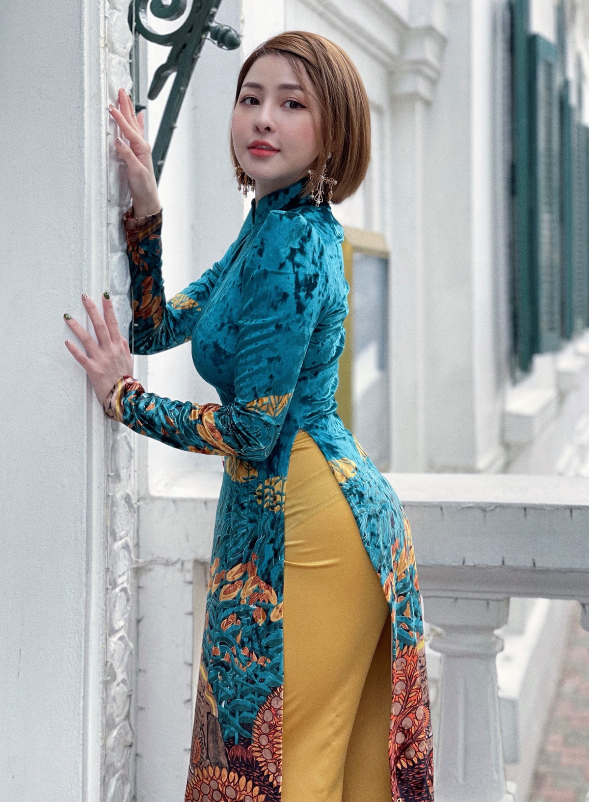 Cụ thể, trên trang cá nhân Trâm Anh có viết: "Mới sáng ra làm bực bội à. 25 năm cuộc đời chân tay chưa lúc nào lành lặn luôn. Dân thể thao kèm với tính hậu đậu nên cơ thể chưa lúc nào được bình yên. Rồi mấy người mất não nói "đầu gối thâm kìa", "clip này clip nọ" là ý gì vậy? Nhai đi nhai lại mãi một chuyện không chán hả? Đàn ông con trai mà như mấy chị đàn bà vậy. Lấy chuyện người khác ra để bôi nhọ, cười cợt hả hê thì các anh cảm thấy hãnh diện, tự hào lắm à?...