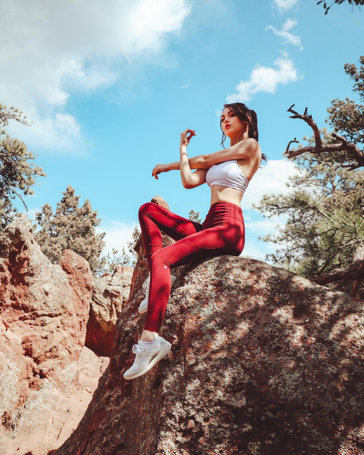 Trên trang các trang mạng xã hội cá nhân, Staynings thường xuyên chia sẻ hình ảnh đời thường, làm mẫu ảnh hay những chuyến đi du lịch nhận được nhiều lượt tương tác từ dân mạng.